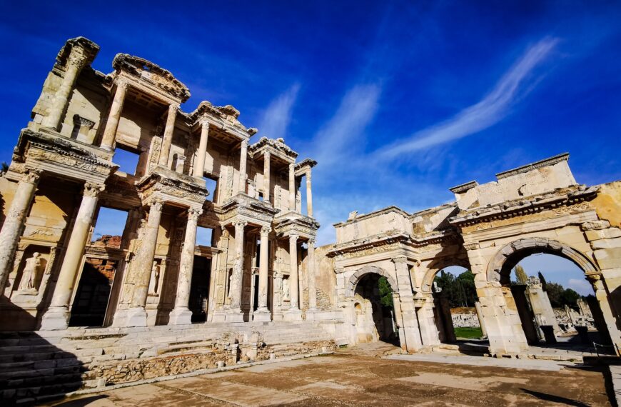 This image shows the impressive Celsus Library in Ephesus, one of the best historic sites in Turkey. Image by Unsplash.